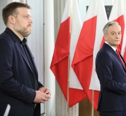 Spięcie w radiowym studiu. Zandberg miażdży rząd: Pracuje na to, żeby oddać władzę Czarnkowi i Mentzenowi. Biedroń ripostuje