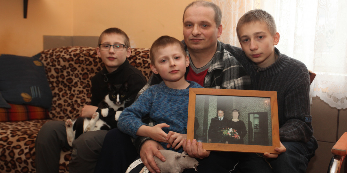 Andrzej Sęk samotnie wychowuje trzech synów. Żona zostawiła jego i dzieci... i uciekła do innego mężczyzny