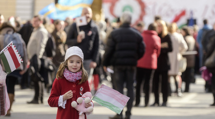 Az ünneplők magyar és erdélyi zászlóval vonultak fel / Fotó: MTI-Bíró István