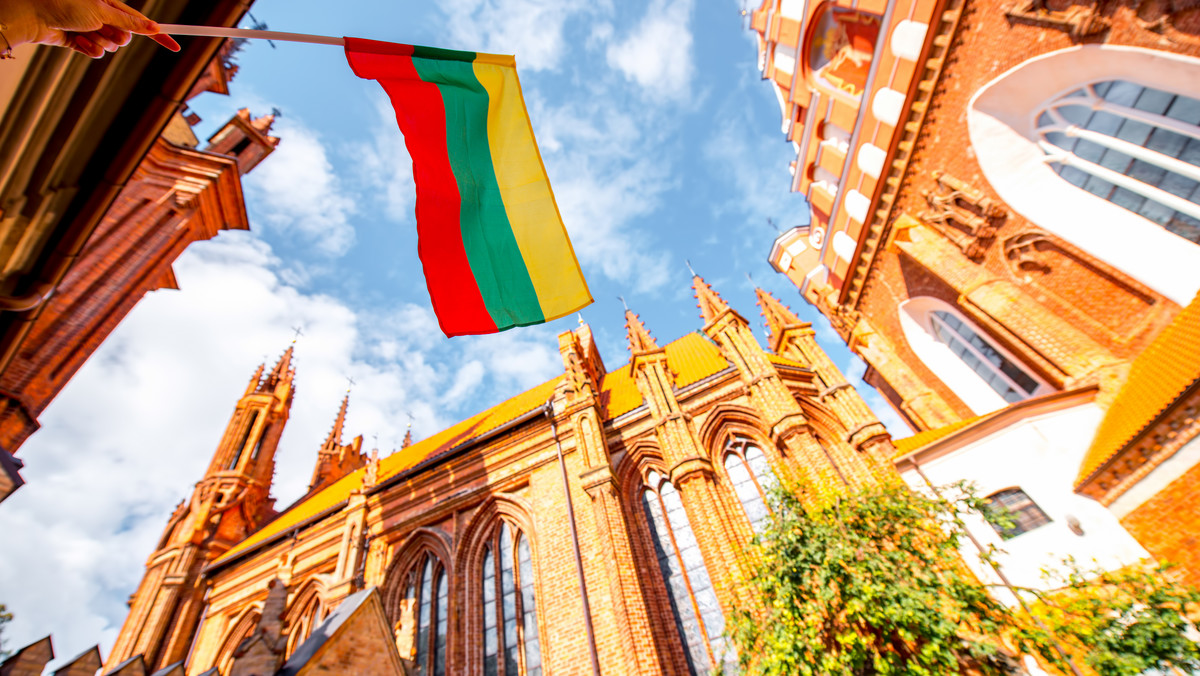 Litwa na każdym kroku zaskakuje swoim pięknem. Kraj ma wiele do zaoferowania, zarówno miłośnikom zabytków czy pięknej architektury, jak i tym, którzy marzą o ucieczce od cywilizacji. Wilno i Kowno zachwycają pięknymi starówkami, Troki zapraszają do położonego na jeziorze zamku, a niesamowita Mierzeja Kurońska zachwyca wspaniałymi wydmami. Przedstawiamy największe atrakcje i najciekawsze zabytki Litwy.