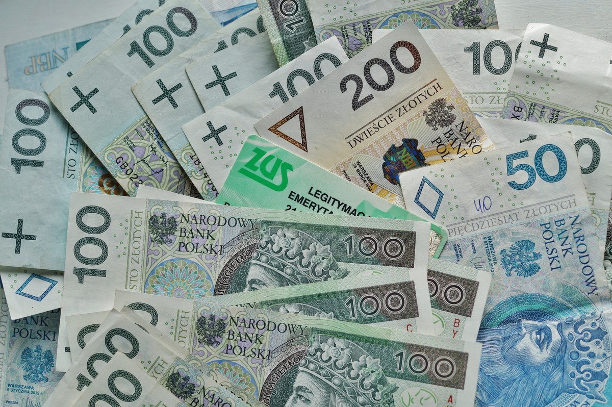 Osoby urodzone między 1949 a 1969 rokiem mogą otrzymać bardzo miłą niespodziankę od ZUS! Okazuje się, że specjalna emerytura jest dla nich na wyciągnięcie ręki
