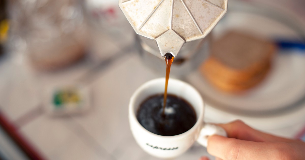 O której godzinie najlepiej pić kawę? Sięgaj po małą czarną o tej porze, a będziesz żyć dłużej