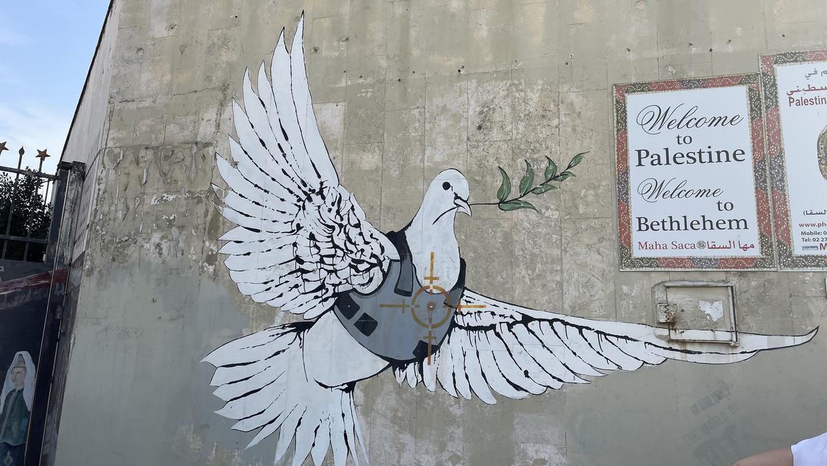Betlejem. Mural Banksy'ego „Gołąb pokoju w kamizelce kuloodpornej