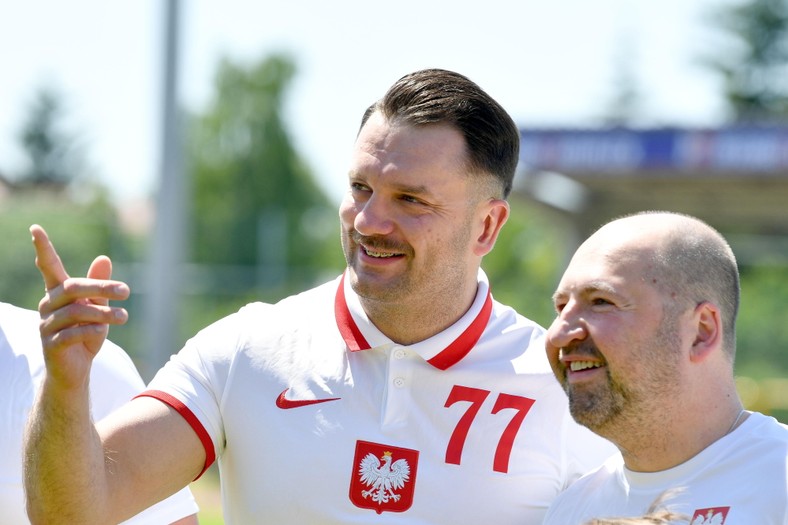 Łukasz Mejza i Adam Bielan podczas meczu piłkarskiego z okazji otwarcia przebudowanego stadionu sportowego w Busku-Zdroju, 03.06.2023