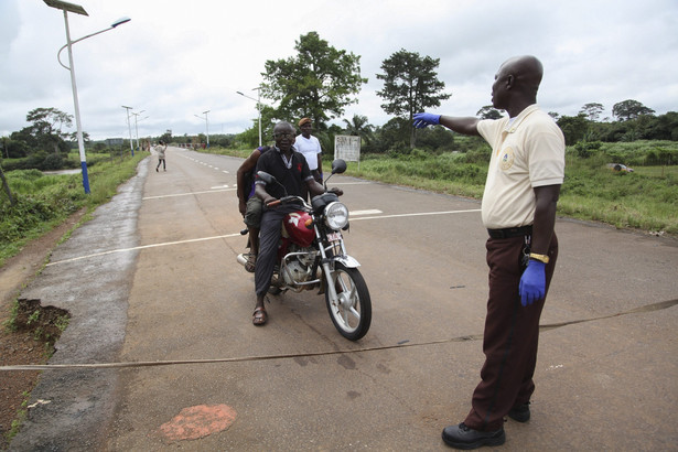 Epicentrum epidemii wirusa Ebola odizolowane przez wojsko i policję