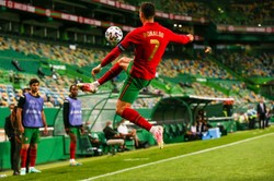 Koszmarne "pudło" Cristiano Ronaldo hitem internetu