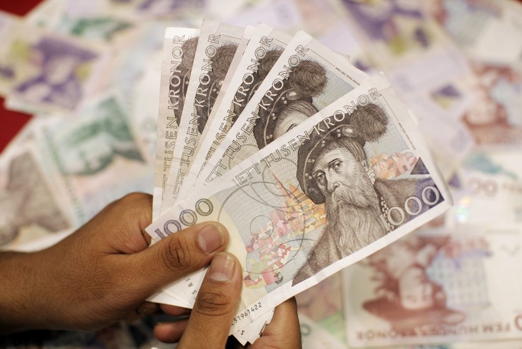 <b>Płaca minimalna w Szwecji</b>
<br>
<br>
Jeszcze inne roziwąznie wprowadziła Szwecja. Brak jest tam odgórnie ustalonej płacy minimalnej, ale każdy sektor gospodarki ma odrębne ustalenia dotyczące płac. Najniższe wynagrodzenie jest więc ustalane w drodze negocjacji pomiędzy związkami zawodowymi a przedstawicielami poszczególnych branż, a porozumienia są regulowane za pomocą umów zbiorowych. Pomimo braku odgórnych uregulowań, szwedzki pracownik może liczyć na około 16 euro za godzinę.
<br>
<br>
Płaca minimalna w UE nie obowiązuje także w Danii, we Włoszech, na Cyprze, w Austrii, Finlandii i Szwecji.