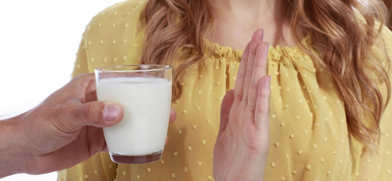 Mleko ci nie służy? To może być alergia. OBJAWY
