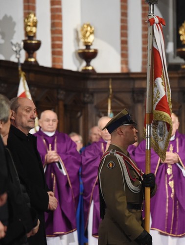 Obchody miesięcznicy katastrofy smoleńskiej z asystą honorową Wojska Polskiego