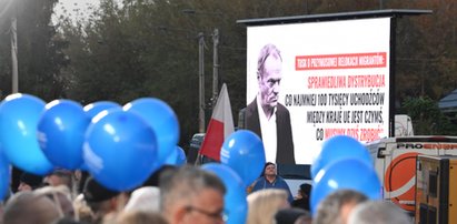 Tłumy przed debatą. W powietrzu czuć ogromne emocje