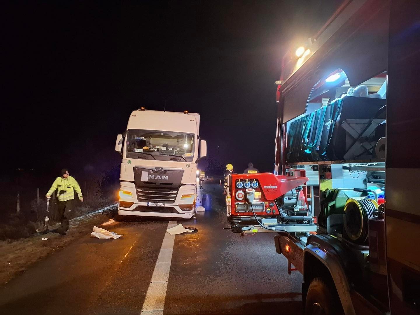 Hasiči zasahovali pri nočnej havárii kamióna v Kútoch. 