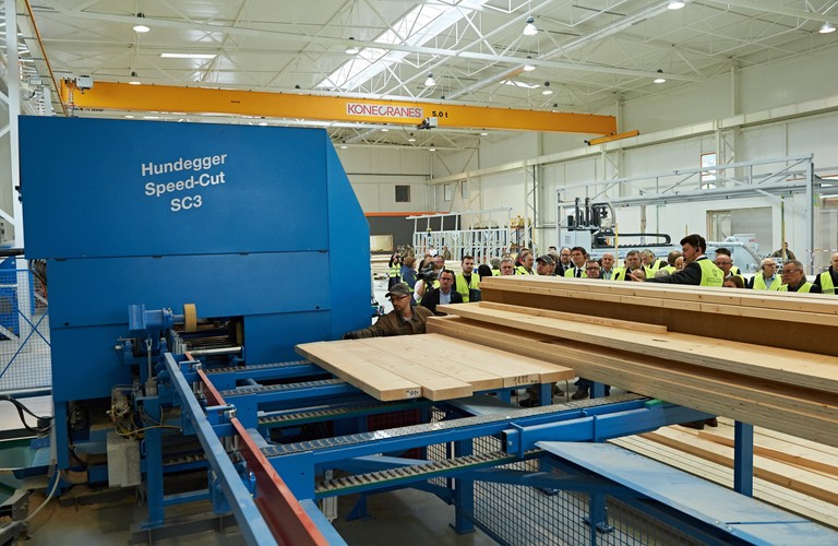 Dzięki doskonałym parametrom przenikania ciepła domy budowane z modułów są oszczędne w eksploatacji i komfortowe, ponieważ zimą szybko i tanio można je ogrzać, a latem, gdy temperatura na zewnątrz jest wysoka, wnętrze domu pozostaje chłodne.

<br><br><br>fot. (aw/zuz) PAP/Adam Warżawa