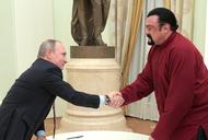 Prezydent Rosji Władimir Putin  ściska dłoń amerykańskiego aktora Stevena Seagala na Kremlu. Rosja, 25 listopada 2016 r.