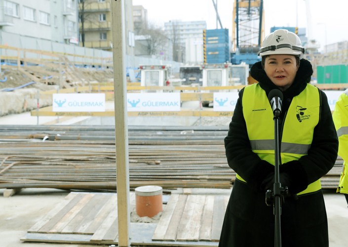 Według Gronkiewicz-Waltz 'wszystko idzie zgodnie z planem'. 'Tunele we wschodniej części Warszawy, na Pradze, są już praktycznie skończone, w tej chwili zostało tam już kładzenie torowiska i wyposażanie tuneli od strony wewnętrznej' - podkreśliła. Jak dodała, pracy po stronie Woli zostało 'jeszcze trochę'. 'Myślę, że w roku 2019 będzie zakończona i jedna i druga część budowy' - zaznaczyła.
