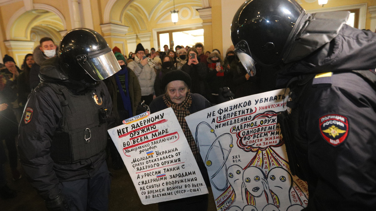 77-letnia Jelena samotnie protestuje w Petersburgu przeciwko wojnie w Ukrainie