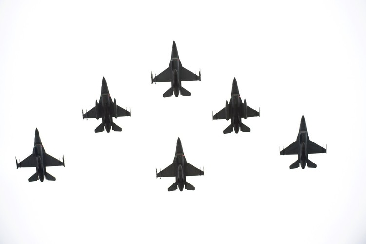 Warszawa, 15.08.2016. Parada lotnicza z udziałem samolotów i śmigłowców otworzyła defiladę wojskową, 15 bm. W Warszawie trwają obchody Święta Wojska Polskiego. (cat) PAP/Radek Pietruszka