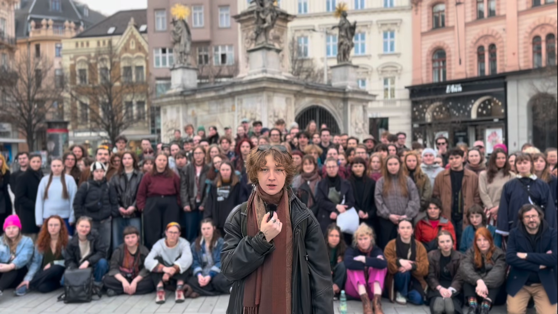 Snímka z videa študentov Divadelnej fakulty JAMU k protestu v Prahe