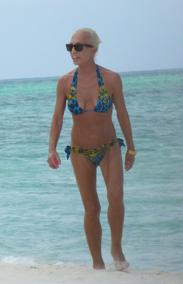 58-letnia Donatella Versace dumnie prezentuje sylwetkę na plaży - Plejada.pl