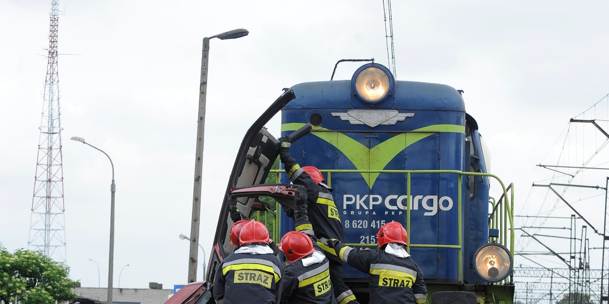 wypadek ćwiczenia pociąg samochód przejazd kolejowy