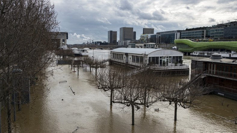 Ze względu na wysoki poziom wody w Sekwanie w środę zamknięto część ekspozycji muzeum w Luwrze oraz sześć stacji metra w pobliżu rzeki. Szczyt fali powodziowej ma przyjść w piątek lub sobotę.