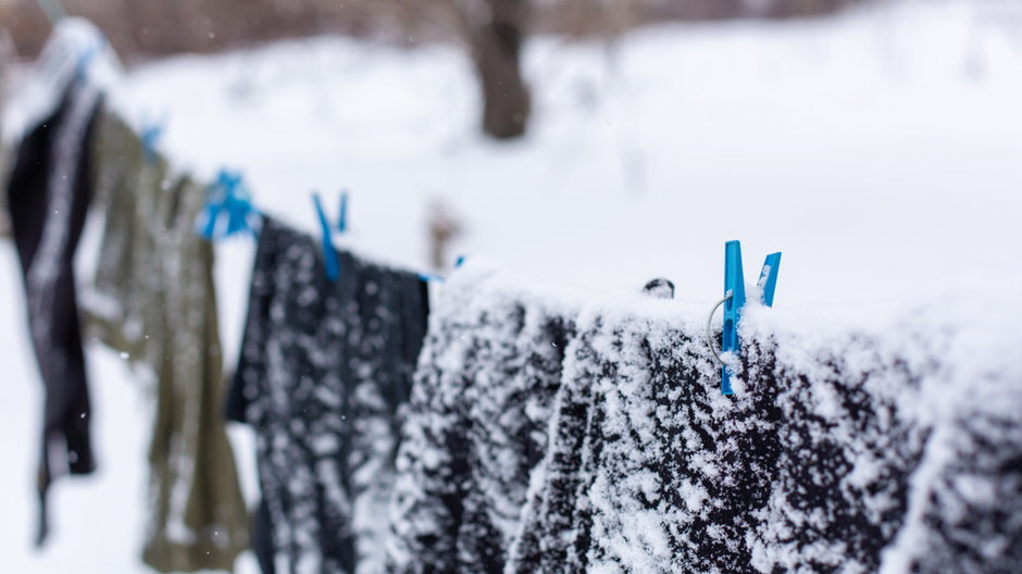 Dlaczego warto suszyć pranie zimą na dworze?
