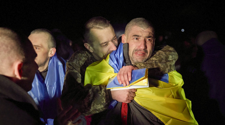Az ukrán elnöki sajtószolgálat által közreadott képen orosz hadifogságból kiszabadult ukrán férfi (j) egy meg nem nevezett ukrajnai helyszínen 2024. január 3-án/Fotó: MTI/EPA/Ukrán elnöki sajtószolgálat