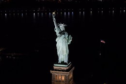 Statua Wolności i Manhattan z lotu ptaka: zobacz zdjęcia z helikoptera