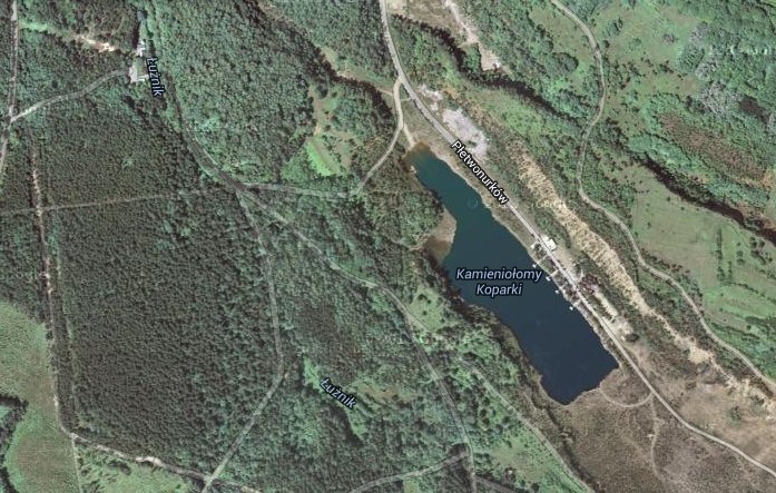 Zalana kopalnia dolomitów w Jaworznie niedaleko Sosnowca. Dziś popularne centrum nurkowe Koparki. Widok z satelity (google)