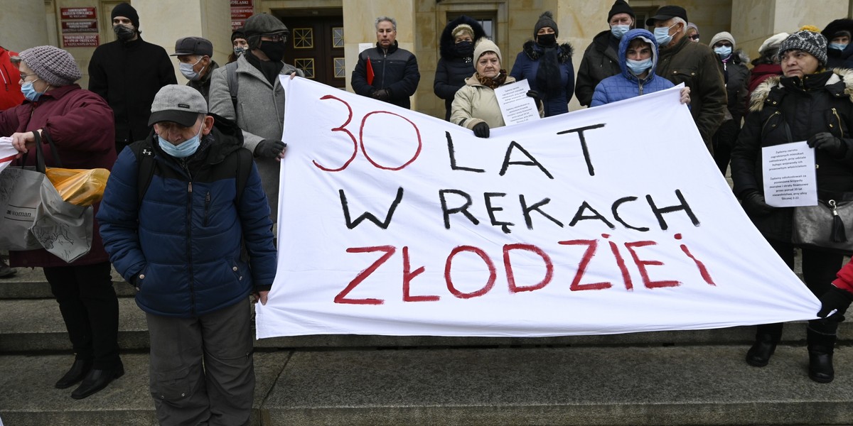 Wiele z lokali budowanych przez zakłady pracy na potrzeby swoich pracowników i pracownic, z funduszy pochodzących z ich wynagrodzeń, nie stało się własnością swoich mieszkańców. 