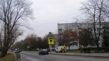 Stawiają znaki drogowe z radarami