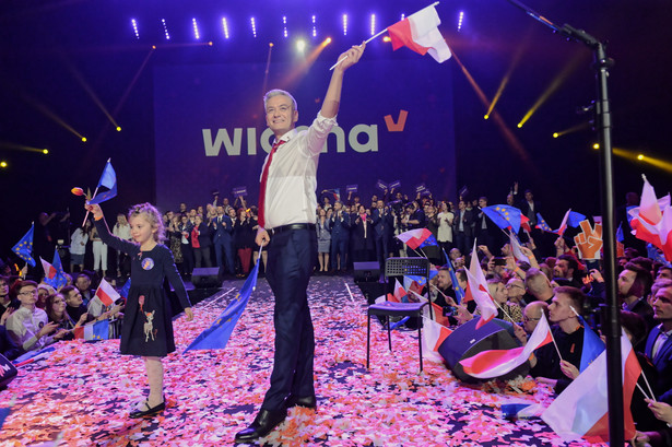 PiS na czele, ale traci. Wiosna Biedronia na podium. SONDAŻ