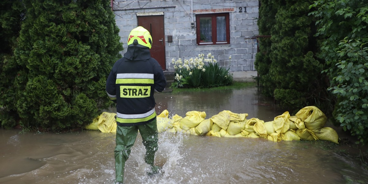 PZU poinformowało, że uruchomiło szybką ścieżkę obsługi zgłoszeń i wypłaca odszkodowanie w ciągu jednego dnia od daty zgłoszenia szkody.