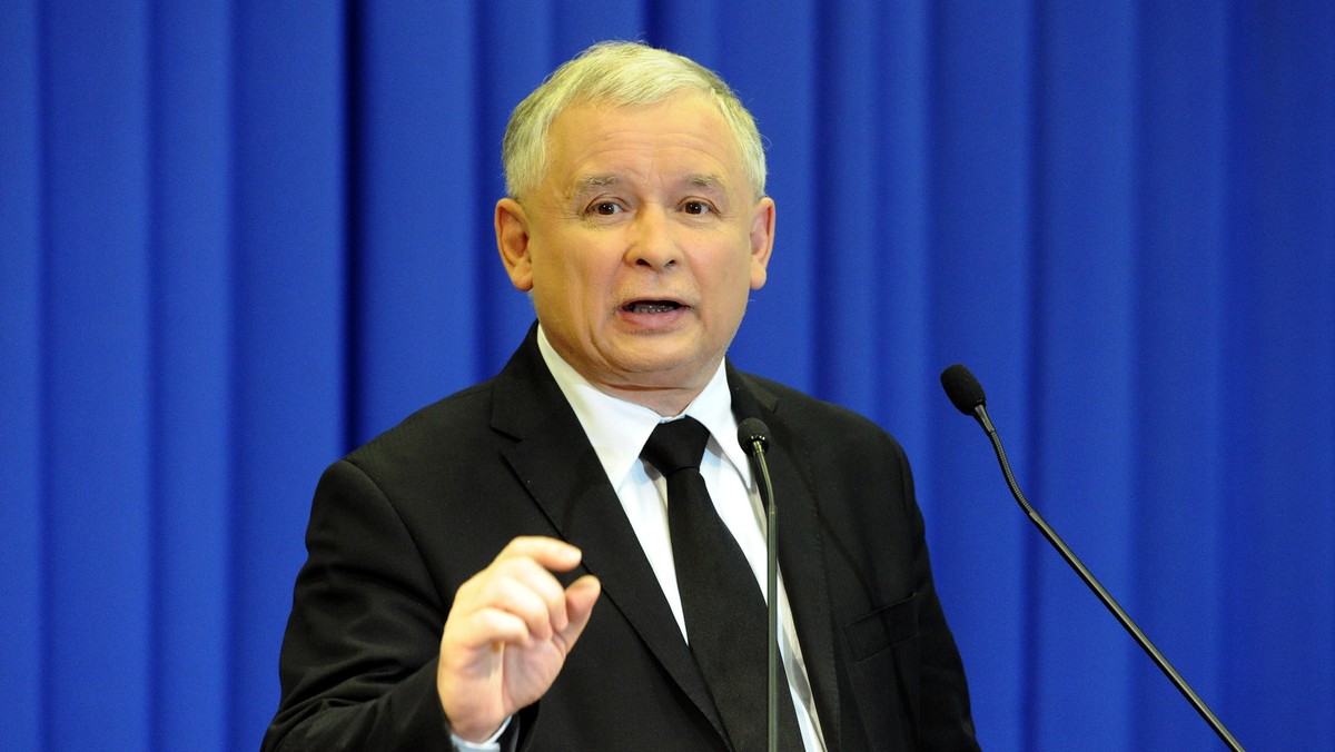 Jarosław Kaczyński nie będzie uczestniczył w pielgrzymce do Watykanu na uroczystości beatyfikacyjne Jana Pawła II. Prezes PiS zapowiedział to w rozmowie z "Wiadomościami" TVP1. Dodał też, że beatyfikacja nie jest miejscem na pojednanie z Lechem Wałęsą. Jarosław Kaczyński wyjaśnia, że nie może jechać ze względu na chorobę matki.