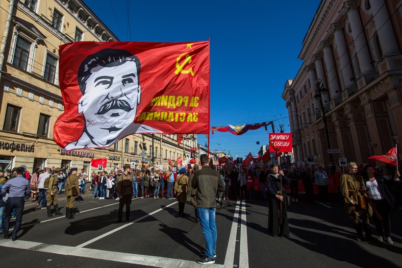 Baner z Józefem Stalinem podczas obchodów Dnia Zwycięstwa w Rosji, 9 maja 2018 r.