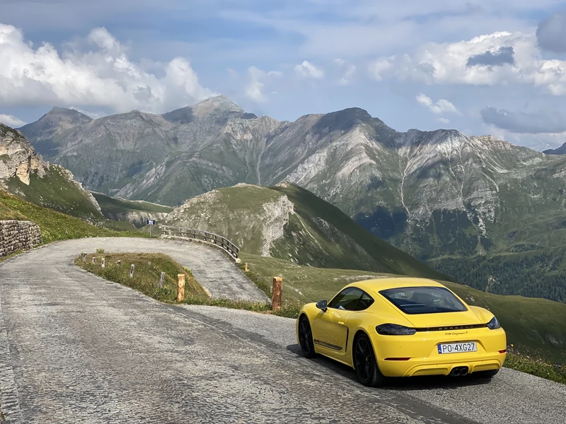 Porsche 718 Cayman T (982c) – podróż w Alpy