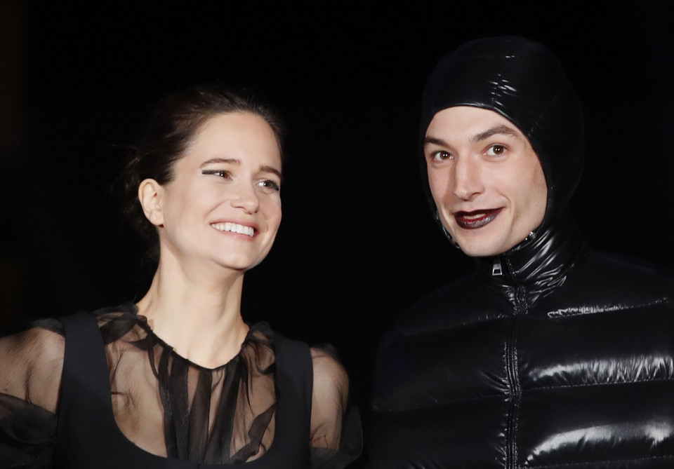 Ezra Miller i Katherine Waterston podczas światowej premiery filmu "Fantastyczne Zwierzęta: Zbrodnie Grindelwalda"