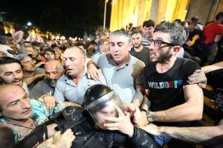 Gruzja: Ostre protesty w Tbilisi. Przewodniczący parlamentu podał się do dymisji