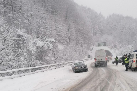 (FOTO, VIDEO) SNEG OKOVAO SRBIJU! Totalni kolaps na putu kod Topole, ogromni snežni nanosi na više planina, šleper se preprečio: Vozači, pazite se u ovom delu zemlje