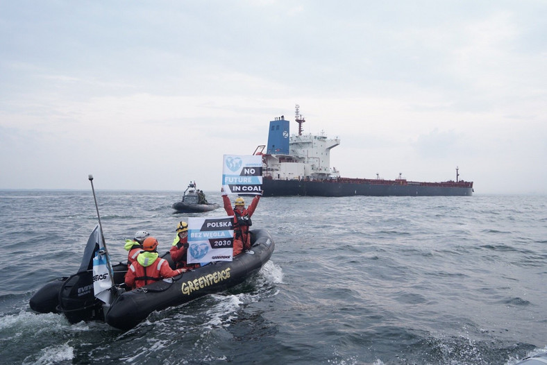 Aktywistki i aktywiści zablokowali statek z węglem zmierzający do portu w Gdańsku, Gdańsk, 9 września 2019 r.