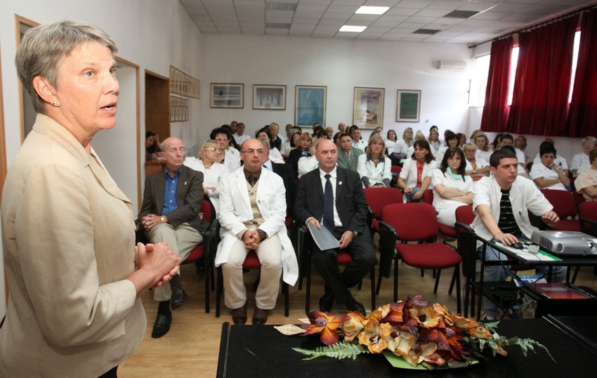 Lek za Batenovu bolest još se ispituje: Profesorka sa Harvarda dr Ketrin Sims sa lekarima iz svih dečjih bolnica u Vojvodini