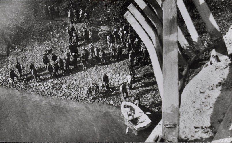 Wyłamane barierki na moście