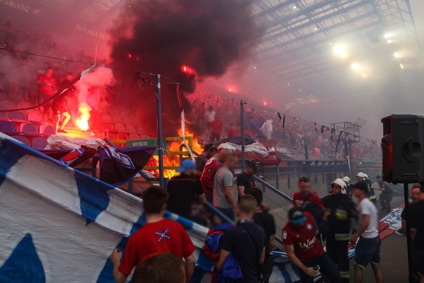 Co za głupota! Krakowscy chuligani podpalili stadion Wisły