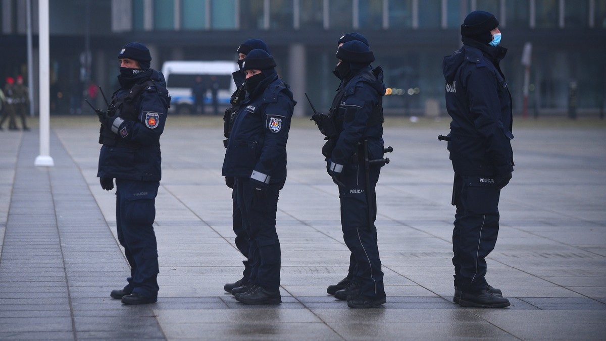 Policjanci zabezpieczający miesięcznicę smoleńską