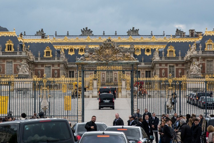 Kanye West i Kim Kardashian wynajęli Wersal...