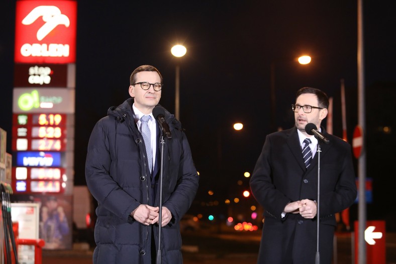 Mateusz Morawiecki i Daniel Obajtek na stacji benzynowej Orlen. Premier jest akuszerem biznesowej kariery Obajtka w spółkach skarbu państwa za rządów PiS. W pewnym momencie wystraszył się jednak, że Kaczyński zastąpi go Obajtkiem