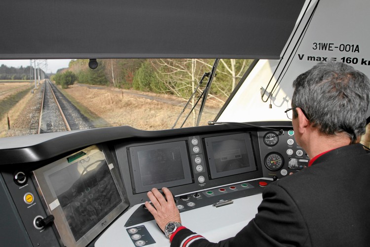 Elektryczny zespół trakcyjny 31WE jest w całości produkowany w Polsce. Niskopodłogowy pociąg składa się z czterech członów o łącznej długości 70 metrów. Montaż pierwszego modelu zakończono w grudniu 2012 roku, a w styczniu 2013 roku odbyły się jego pierwsze testy w Żmigrodzie. Prędkość eksploatacyjna 31WE wynosi 160 km/h. Na zdjęciu: kabina maszynisty w pociągu 31WE