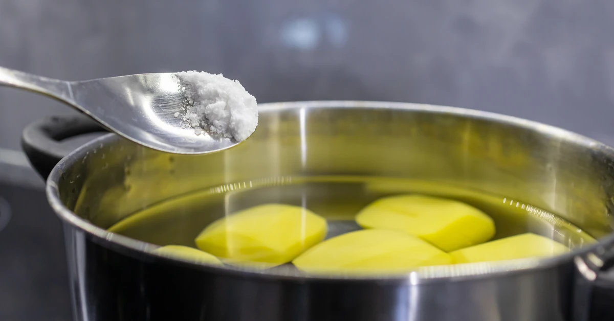 Nie wylewaj wody po ugotowanych ziemniakach. Ma zaskakujące zastosowanie, o którym mało kto wie