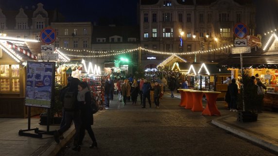 Wieczorem bydgoszczanie tłumnie zwiedzają jarmark