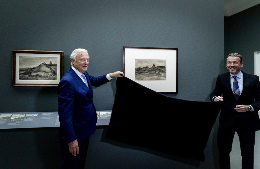 Holandski biznismen Džon Fentener i Aksel Riger, direktor Muzeja Van Gog, otkrivaju crteže "Brdo Monmartr sa kamenolomom" i "Brdo Monmartr" iz 1886.