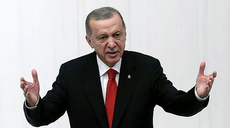 Recep Tayyip Erdogan török elnök beszél a parlament őszi ülésszakának megnyitóján Ankarában 2023. október elsején. Az ülésszak megnyitója előtt két öngyilkos terrorista támadta meg a belügyminisztérium épületét, az egyiket ártalmatlanították, de a másik felrobbantotta magát/Fotó: MTI/EPA/Necati Savas
